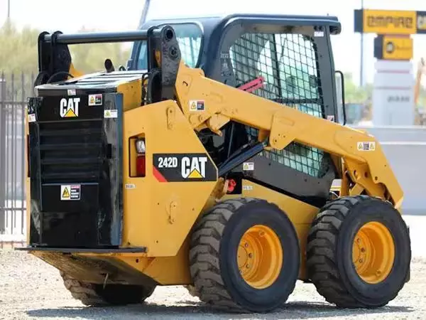 Шины на Мини-погрузчик Caterpillar 242D